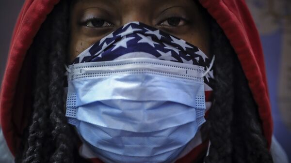 Un passager du métro portant un masque de protection à New York - Sputnik Afrique
