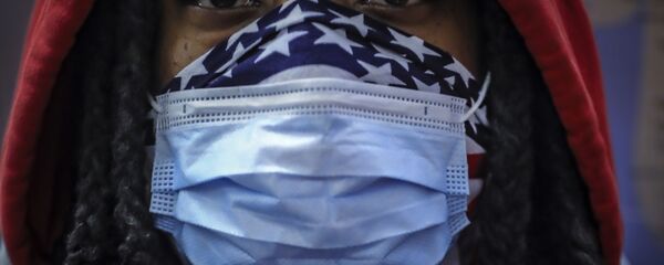 Un passager du métro portant un masque de protection à New York Un passager du métro portant un masque de protection à New York - Sputnik Afrique