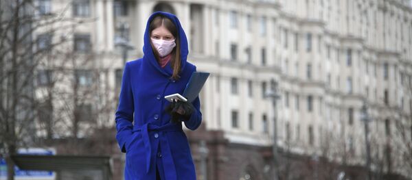Une femme portant un masque de protection à Moscou - Sputnik Afrique