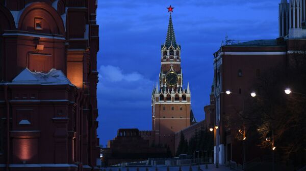 Спасская башня Московского Кремля с вечерней подсветкой - Sputnik Afrique