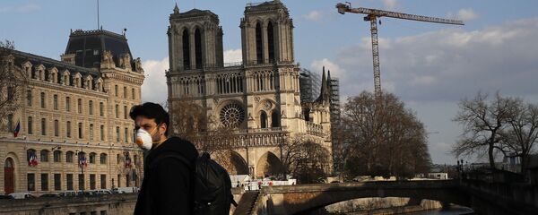 Un homme portant un masque à Paris, image d'illustration  - Sputnik Afrique