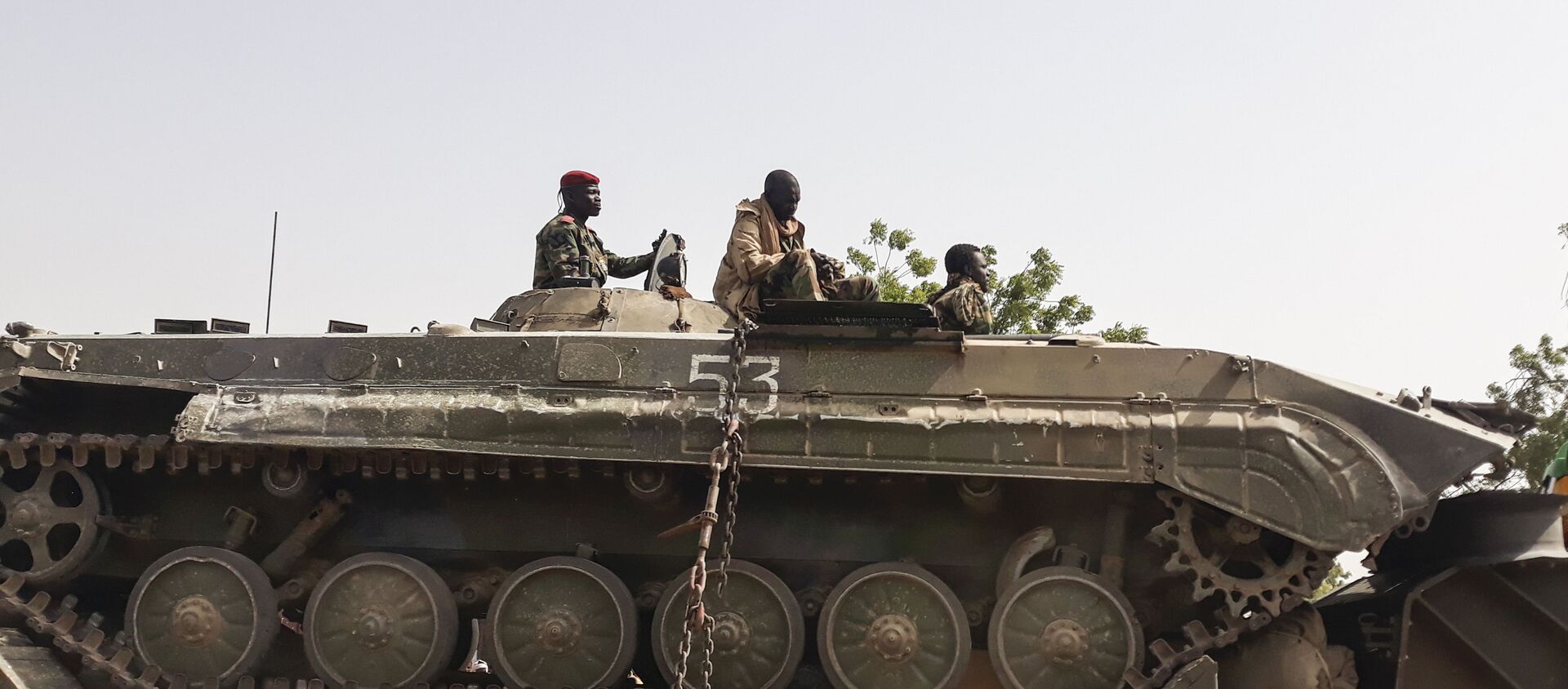 Des soldats de l'armée tchadienne sur un tank au retour d'une mission contre Boko Haram à la frontière du Nigeria. - Sputnik Afrique, 1920, 25.04.2020