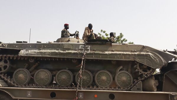 Des soldats de l'armée tchadienne sur un tank au retour d'une mission contre Boko Haram à la frontière du Nigeria. - Sputnik Afrique
