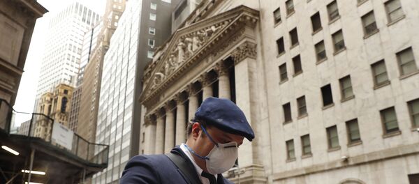 Un homme en masque à New York - Sputnik Afrique