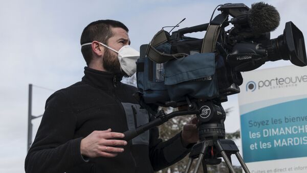 Un caméraman travaille avec un masque de protection. - Sputnik Afrique