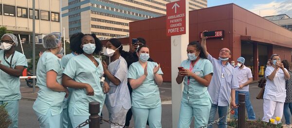 Les ambulanciers rendent hommage au personnel soignant à l'hôpital Henri-Mondor de Créteil - Sputnik Afrique