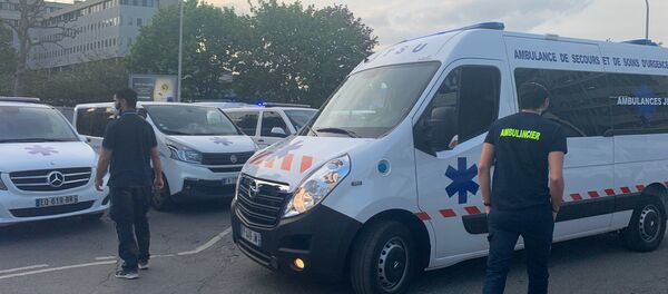 Les ambulanciers rendent hommage jeudi 16 avril au personnel soignant à l'hôpital Henri-Mondor de Créteil - Sputnik Afrique