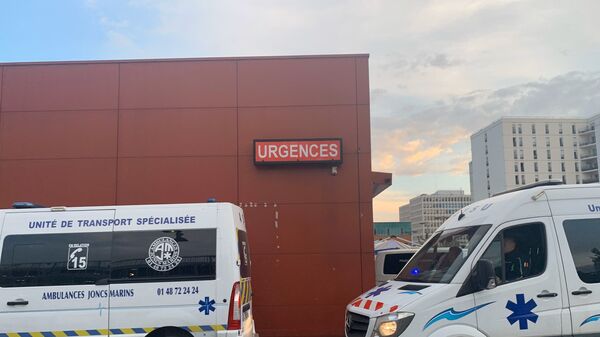Les ambulanciers rendent hommage jeudi 16 avril au personnel soignant à l'hôpital Henri-Mondor de Créteil - Sputnik Afrique
