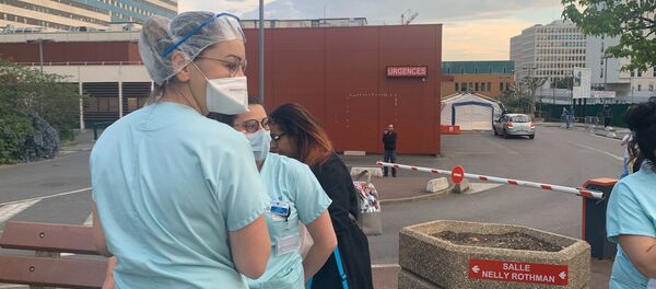 Les ambulanciers rendent hommage jeudi 16 avril au personnel soignant à l'hôpital Henri-Mondor de Créteil - Sputnik Afrique