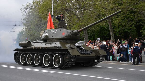 Un char T-34-85 lors du défilé de la Victoire à Sébastopol, 9 mai 2019 - Sputnik Afrique