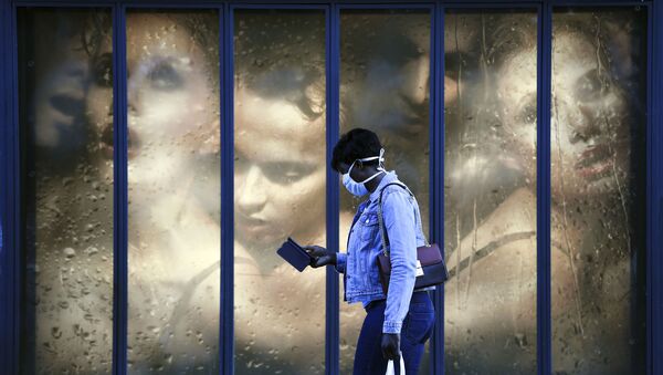 Une femme en masque de protection à Paris - Sputnik Afrique
