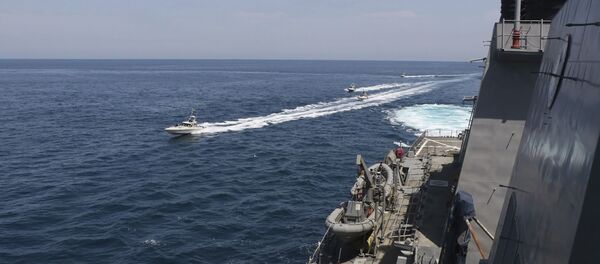 Des vedettes iraniennes s’approchent d’un navire US, le 15 avril 2020 - Sputnik Afrique