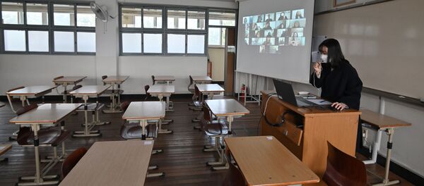 Une enseignante donne un cours virtuel. - Sputnik Afrique