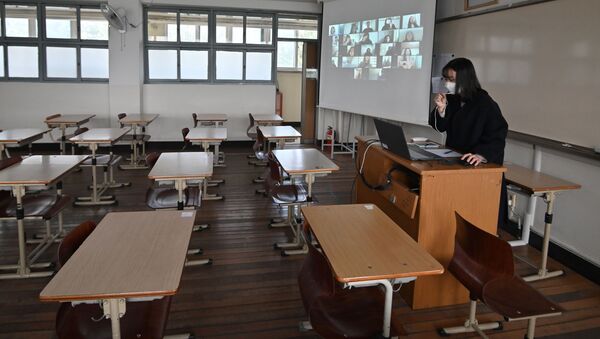 Une enseignante donne un cours virtuel. - Sputnik Afrique