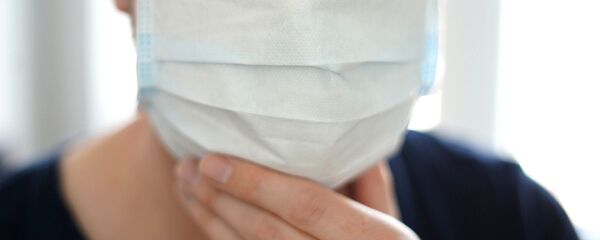 Un homme portant un masque de protection - Sputnik Afrique