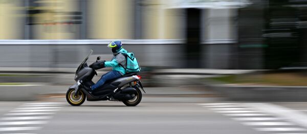 Un livreur de Deliveroo - Sputnik Afrique