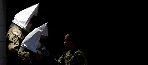 Des soldats américains en tenues de protection - Sputnik Afrique