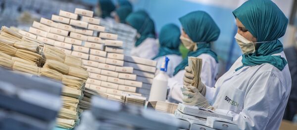 Des ouvrières empaquettent des masques de protection au Maroc - Sputnik Afrique