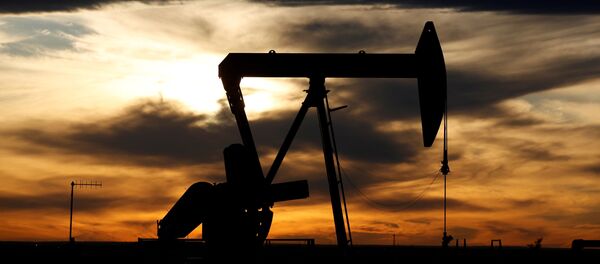 FILE PHOTO: The sun sets behind a crude oil pump jack on a drill pad in the Permian Basin in Loving County, Texas, U.S. November 24, 2019. Picture taken November 24, 2019. - Sputnik Afrique