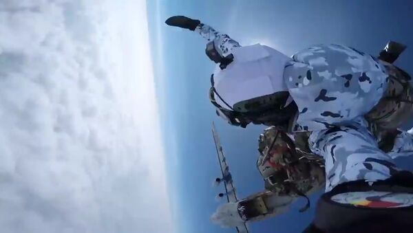Des militaires russes sautent de 10.000 mètres d'altitude pour atterrir en Arctique

 - Sputnik Afrique