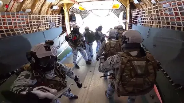 Des militaires russes sautent de 10.000 mètres d'altitude pour atterrir en Arctique
Des militaires russes sautent de 10.000 mètres d'altitude pour atterrir en Arctique
- Sputnik Afrique