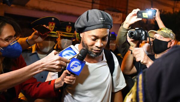 Ronaldinho arrive dans un hôtel d'Asuncion, au Paraguay - Sputnik Afrique