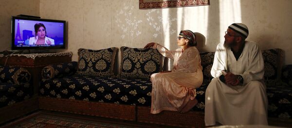 Un couple regarde une émission avant de rompre le jeûne du ramadan - Sputnik Afrique