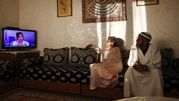 Un couple regarde une émission avant de rompre le jeûne du ramadan - Sputnik Afrique