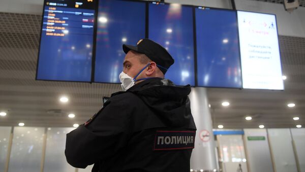 Un policier portant un masque à l'aéroport Cheremetievo - Sputnik Afrique