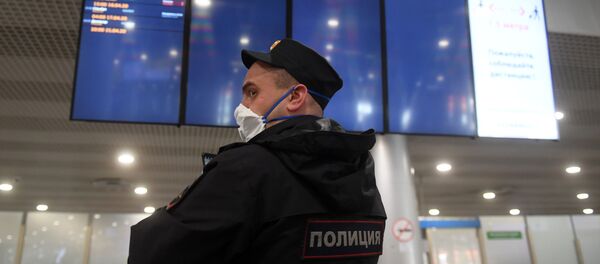 Un policier portant un masque à l'aéroport Cheremetievo - Sputnik Afrique