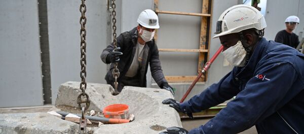 Travailleurs portant des masques sur un chantier à Chambery. Travailleurs portant des masques sur un chantier à Chambery. - Sputnik Afrique