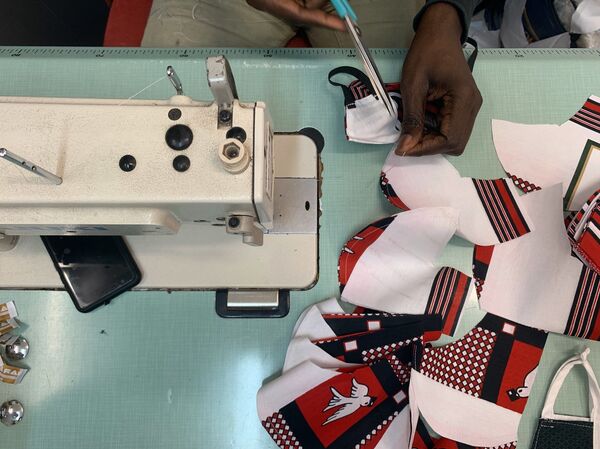 Une boutique de tissus africains offre des masques aux Parisiens - vidéo - Sputnik Afrique