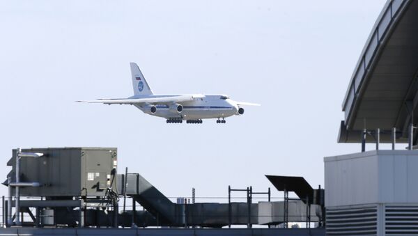 A Russian military transport plane carrying medical equipment, masks and supplies lands at JFK International Airport during the outbreak of the coronavirus disease (COVID-19) in New York City, New York, U.S., April 1, 2020 - Sputnik Afrique