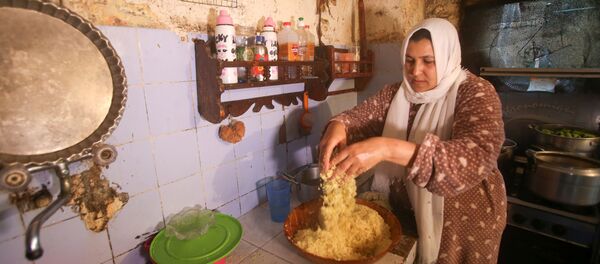 Une Algérienne prépare le repas pendant confinement. - Sputnik Afrique