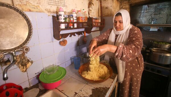 Une Algérienne prépare le repas pendant confinement. - Sputnik Afrique