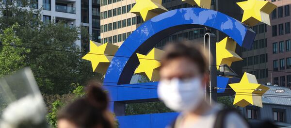 Passants en masques devant la Banque centrale européenne, Francfort (Allemagne), avril 2020 - Sputnik Afrique