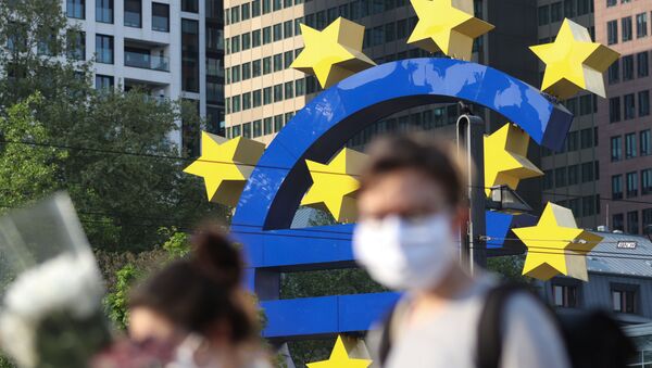 Passants en masques devant la Banque centrale européenne, Francfort (Allemagne), avril 2020 - Sputnik Afrique