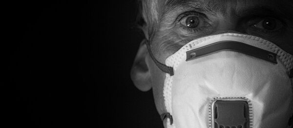 Une homme porte un masque de protection - Sputnik Afrique