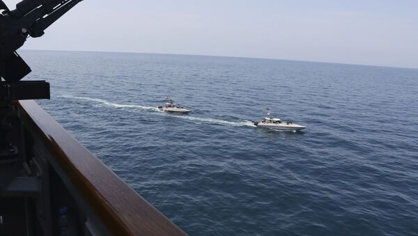 Des vedettes iraniennes s'approchent de navires US dans le golfe Persique le 15 avril 2020 (archive photo) - Sputnik Afrique