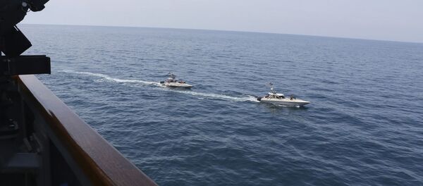 Des vedettes iraniennes s'approchent de navires US dans le golfe Persique le 15 avril 2020 (archive photo) - Sputnik Afrique