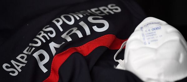 Un masque FFP2 et un uniforme de pompier de Paris - Sputnik Afrique