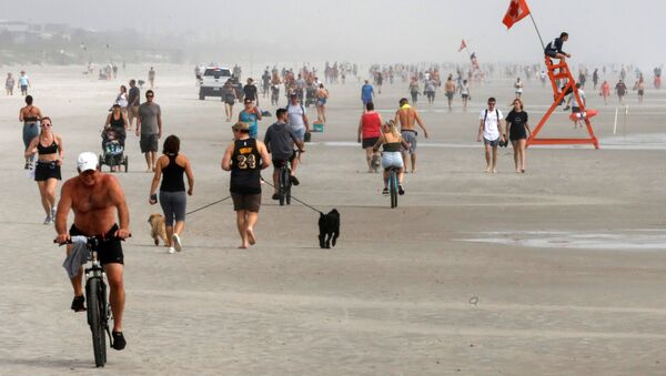 People take advantage of a Duval County beach opening for physical activity amid coronavirus disease (COVID-19) restrictions in Jacksonville, Florida, U.S. April 19, 2020 - Sputnik Afrique