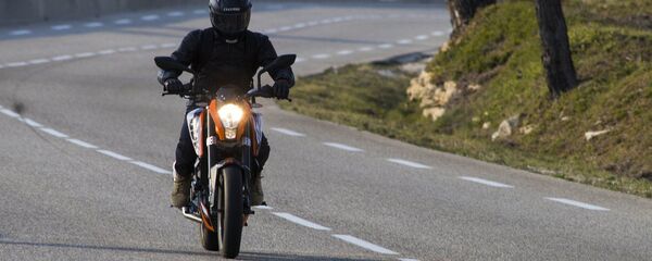 Un motard sur la route - Sputnik Afrique