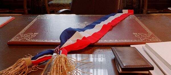 Une écharpe tricolore est posée le 20 février 2001 sur le bureau du maire de Paris à l'Hôtel de Ville - Sputnik Afrique