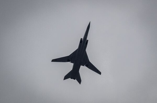 Bombardier à long rayon d'action Tu-22M3 lors d’une répétition de la partie aérienne du défilé de la Victoire. - Sputnik Afrique