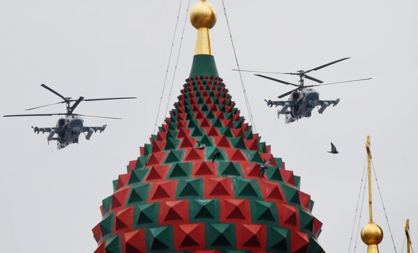 Hélicoptères d'attaque Ka-52 Alligator lors de la répétition de la partie aérienne du défilé de la Victoire à Moscou. Au centre: la Cathédrale Saint-Basile-le-Bienheureux. - Sputnik Afrique