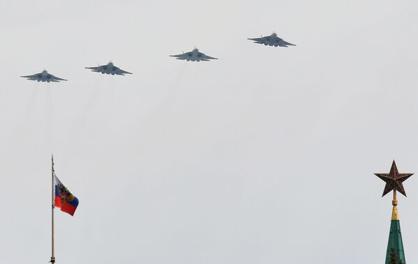 Сhasseurs de cinquième génération Su-57 au-dessus de la place Rouge. - Sputnik Afrique