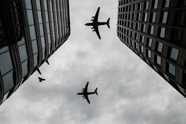 Avions de transport Il-76 au-dessus des immeubles de bureaux. - Sputnik Afrique