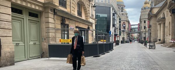 Un homme portant un masque à Paris - Sputnik Afrique