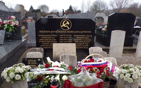 La tombe commune des prisonners soviétiques de guerre à Fouquières-lès-Lens, restaurée par l'association en 2020 - Sputnik Afrique